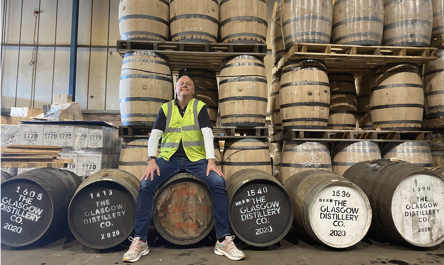 Frank Jerger zwischen Whisky-Fässern der Glasgow Distillery Co.